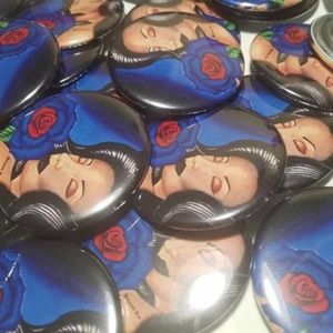 Button bottle opener